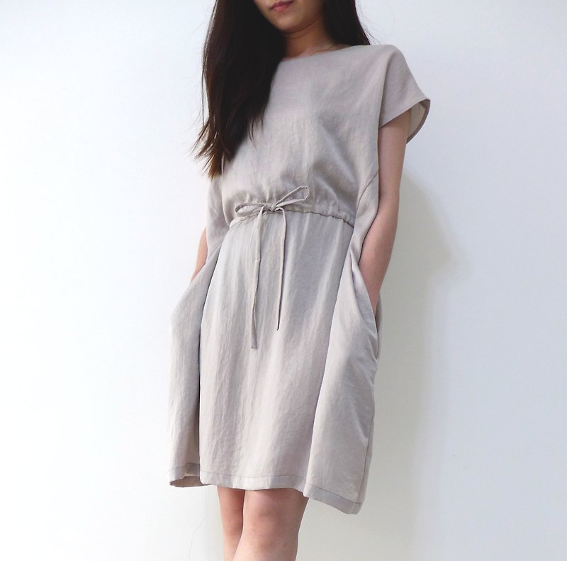 極簡線條抽繩洋裝(雪銀) - 連身裙 - 其他材質 銀色