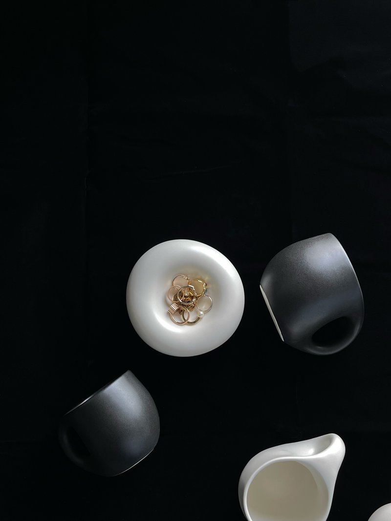 เครื่องลายคราม ของวางตกแต่ง - Dust+Form | Petite Form multifunctional ornament