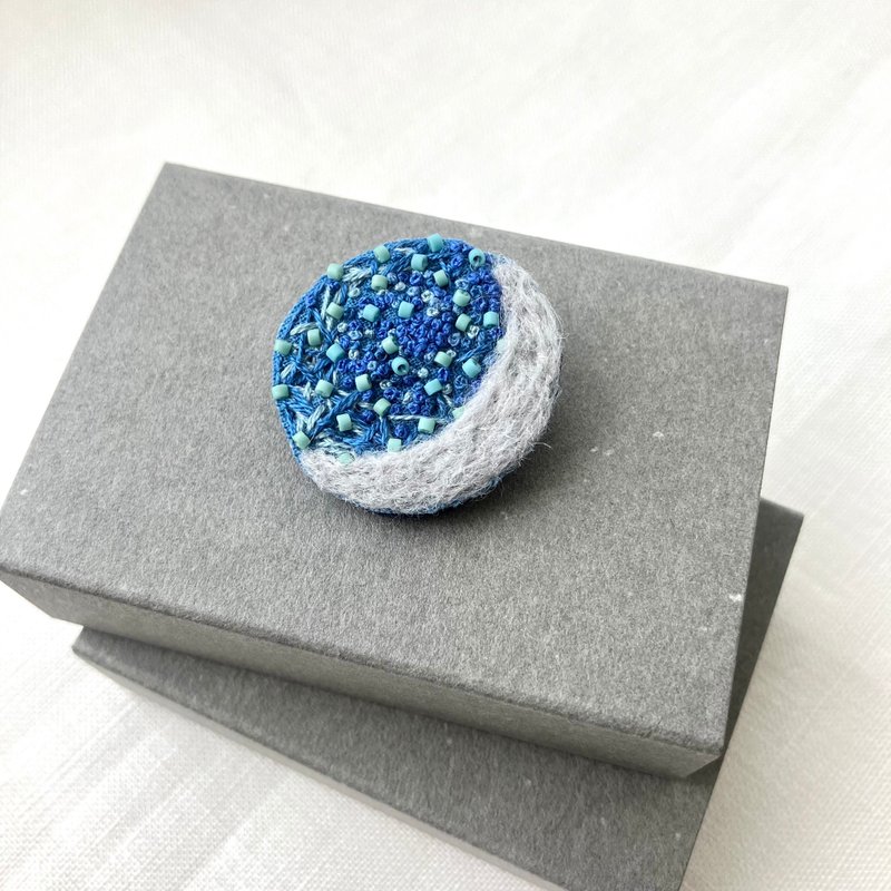 Brooch/Hand embroidered/2024 Blue 005/Boxed, one of a kind/ - Brooches - Cotton & Hemp Blue