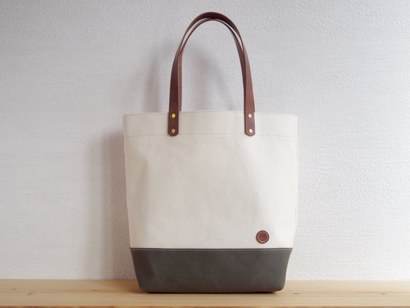 Leather handle canvas A4 vertical tote bag, off-white x olive - กระเป๋าถือ - ผ้าฝ้าย/ผ้าลินิน สีเขียว