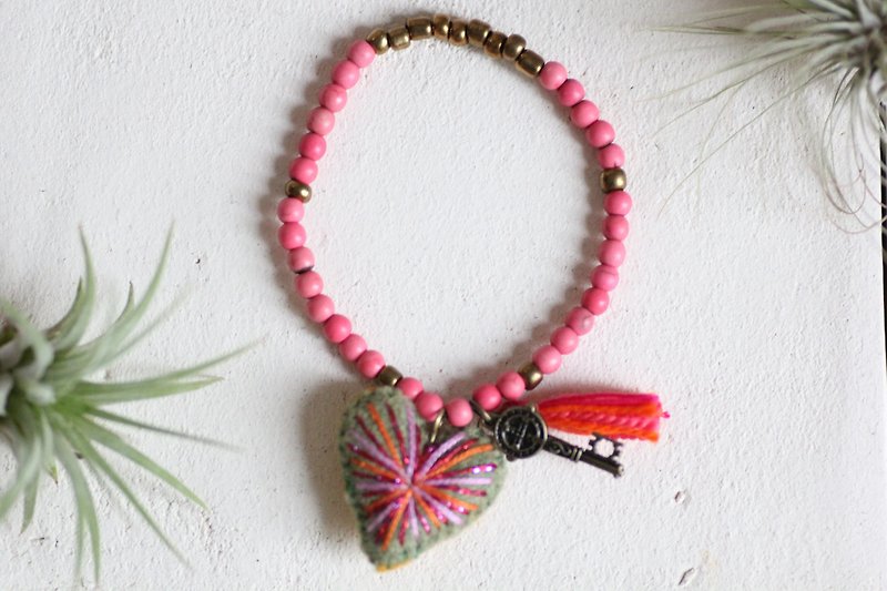Green Heart bracelet with key - Plumped hearts embroidered with pink lame yarn - สร้อยข้อมือ - เส้นใยสังเคราะห์ สีเขียว