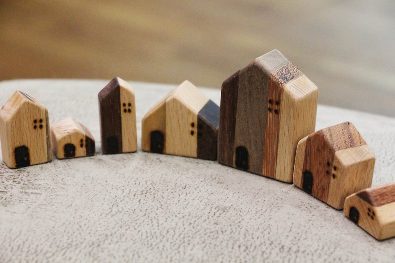 丸太継ぎの小さな家の装飾キーホルダー交換ギフト結婚式ウェディング記念品 - キーホルダー・キーケース - 木製 ブラウン