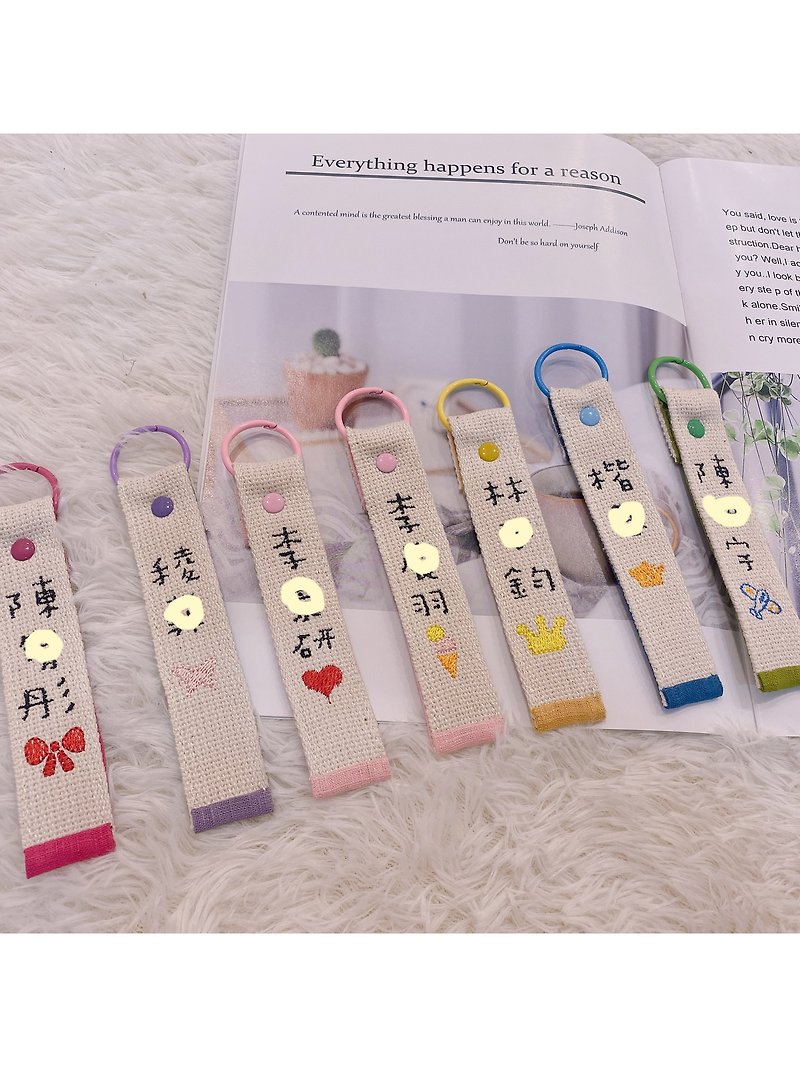 【TiNa】Name Pendant Colorful Name Pendant School Bag Sleeping Bag Luggage Tag Graduation Gift - พวงกุญแจ - ผ้าฝ้าย/ผ้าลินิน หลากหลายสี