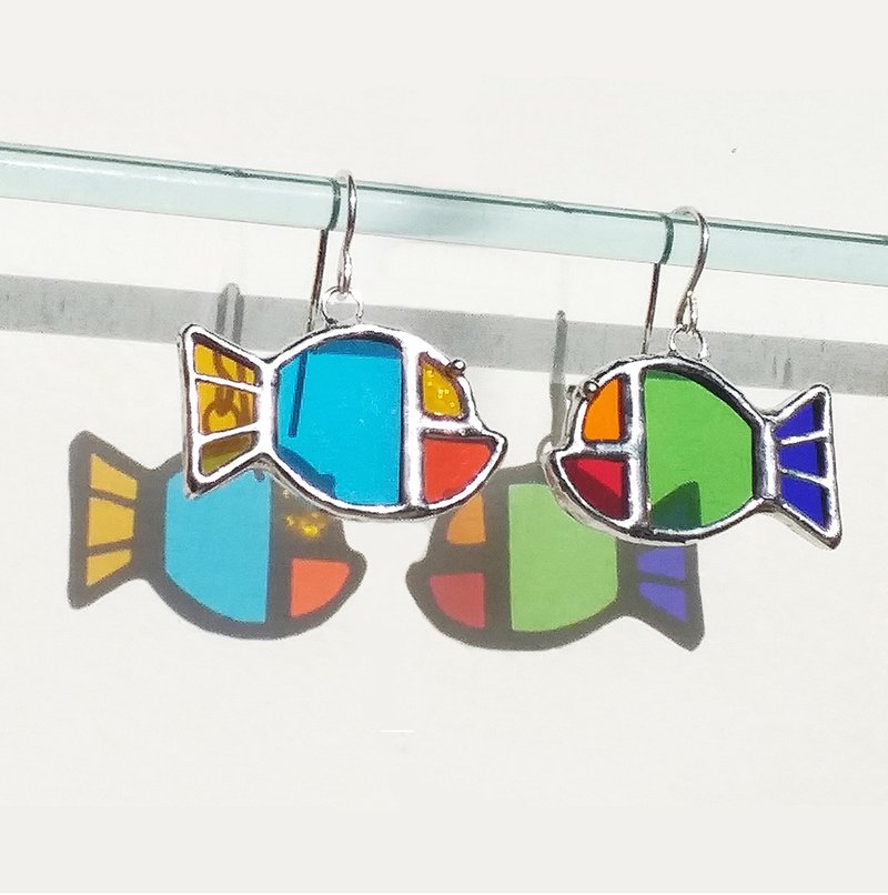 Colorful fish earrings Gold fish earrings - ต่างหู - แก้ว หลากหลายสี