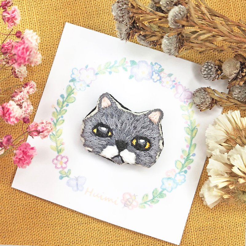 【Snowcake, a Persian Cat】Hand Embroidery Brooch, Pin, Badge - เข็มกลัด - งานปัก สีเทา