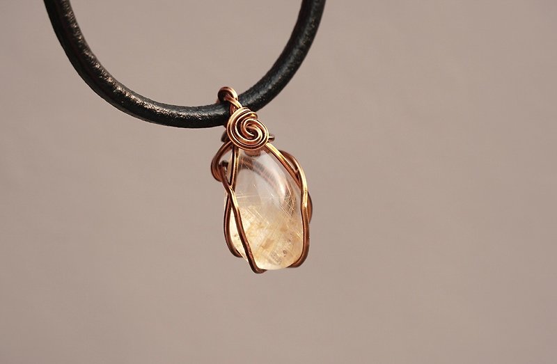 Interwoven/blonde crystal/crystal pendant/with leather rope/ Bronze braiding art braiding - สร้อยคอ - คริสตัล สีเหลือง