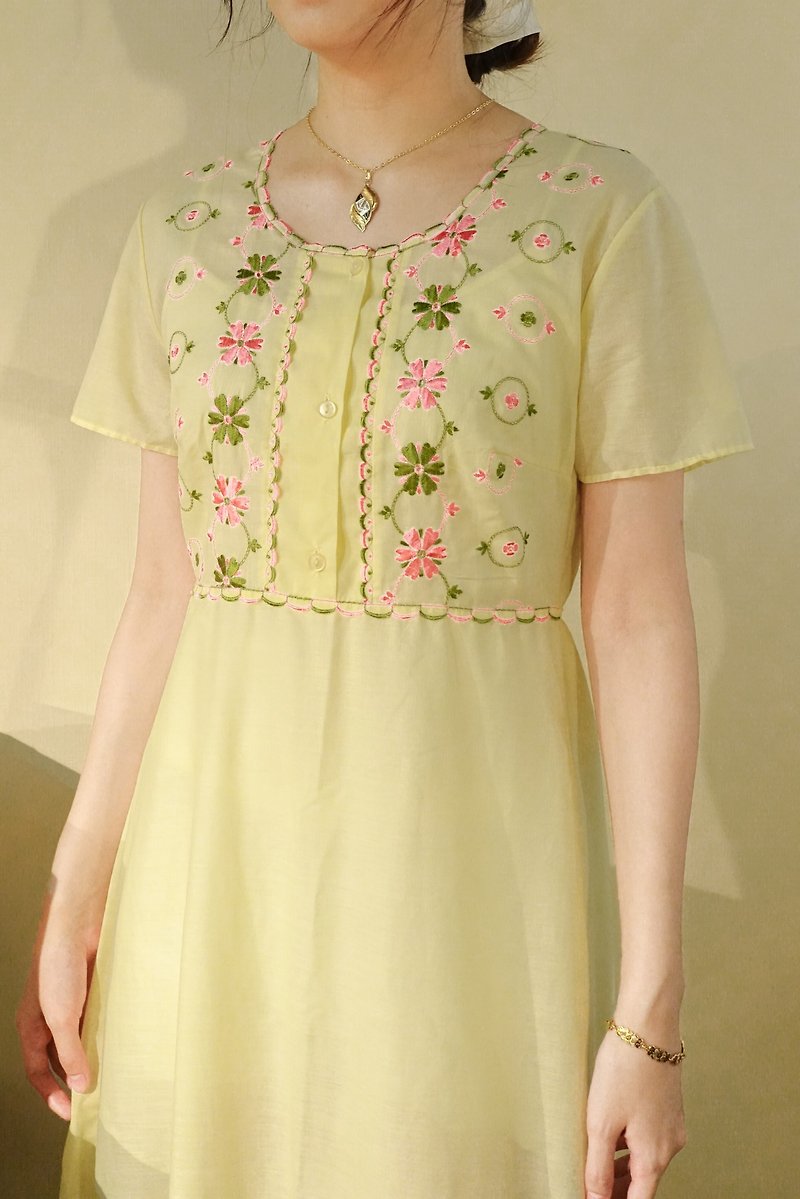 (VINTAGE/UNIQUE) Light yellow floral embroidery long nightgown - ชุดเดรส - เส้นใยสังเคราะห์ สีเหลือง