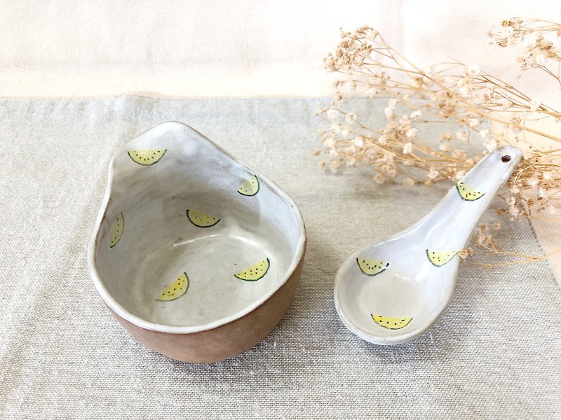 Hand made pottery dish and spoon set - Xiaoyu watermelon - จานและถาด - ดินเผา สีนำ้ตาล