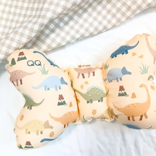 QQ rabbit 手工嬰幼兒精品 彌月禮盒 免費繡名字。莫蘭迪恐龍。蝴蝶枕 推車枕 嬰兒枕 寶寶枕