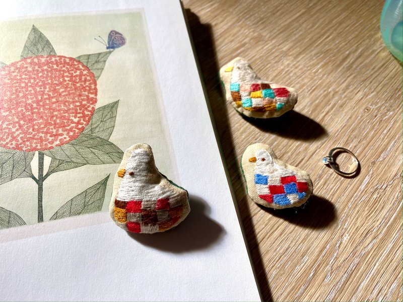 彩色格子鴨鴨 刺繡布胸針 - 胸針 - 棉．麻 多色