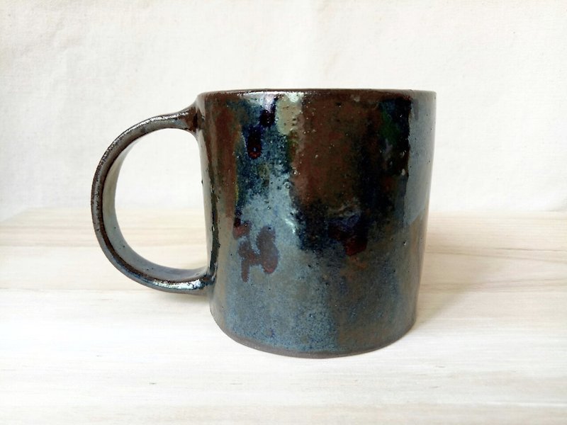 明るい青と濃い青赤のドットの陶器カップ - マグカップ - 陶器 ブルー