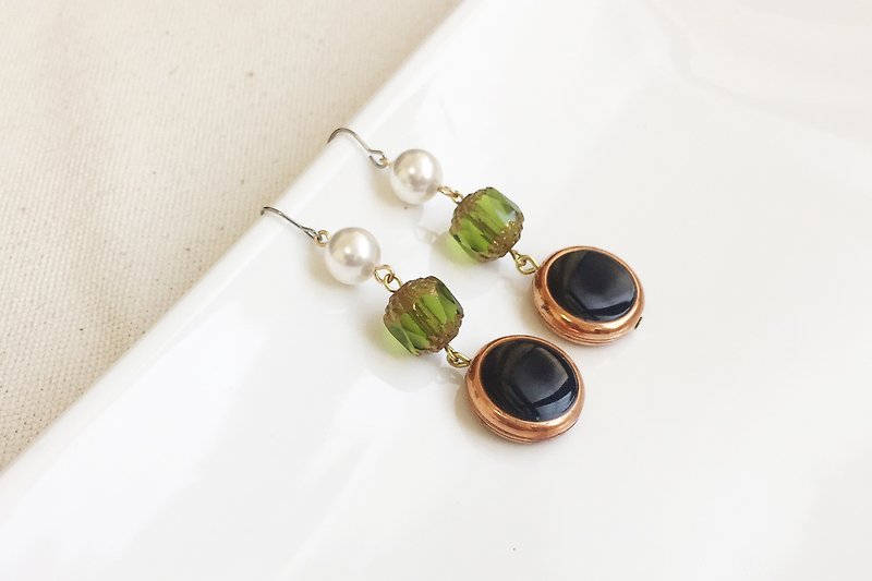 [6 fold out of print out of the clear] Baroque stroll pearl brass antique resin earrings - Earrings & Clip-ons - Gemstone Green