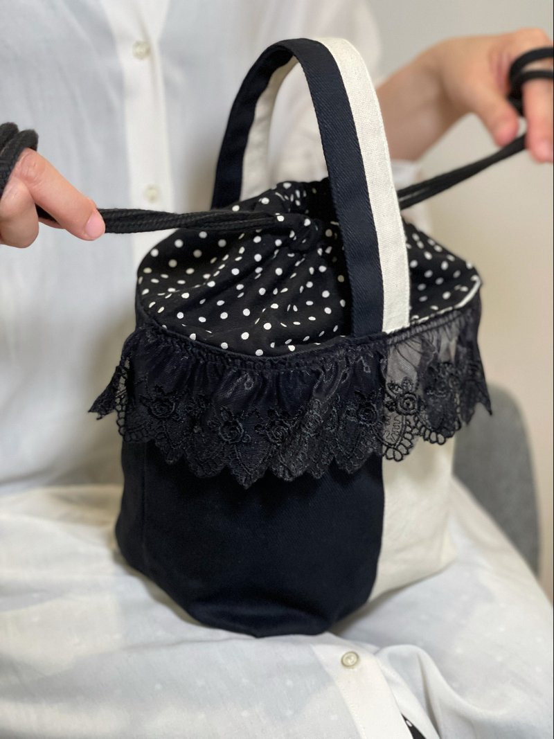 Black and white contrast lace canvas bag - กระเป๋าถือ - ผ้าฝ้าย/ผ้าลินิน สีดำ