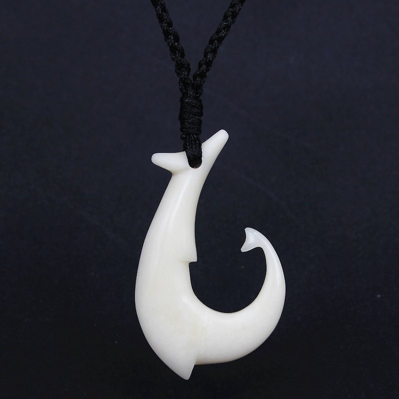 Handmade cow bone pendant Maori classic fish hook necklace guardian favorite gift for boyfriend and dad lover - สร้อยคอ - วัสดุอื่นๆ 
