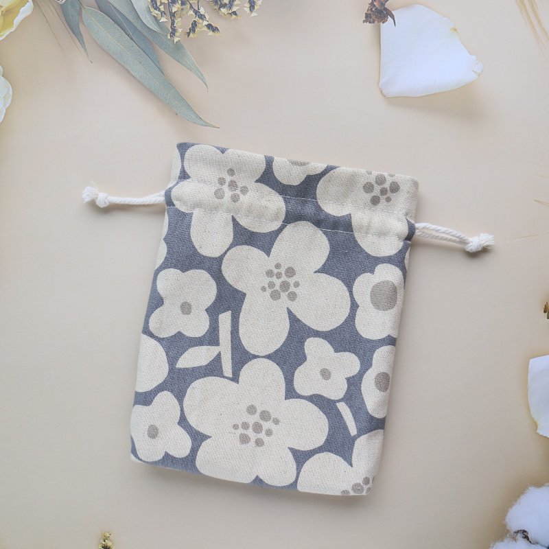 [Little White Flower] Drawstring Pocket Small Storage Bag - Drawstring Bags - Cotton & Hemp 