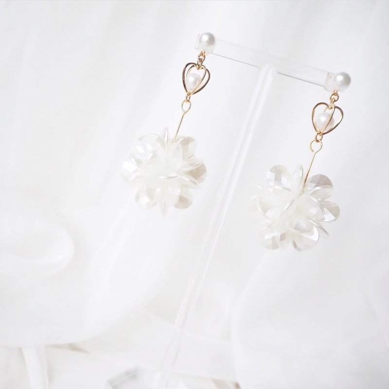 Birthday gift elegant and generous pearl white flower earrings Clip-On custom custom bridal earrings - ต่างหู - โลหะ ขาว