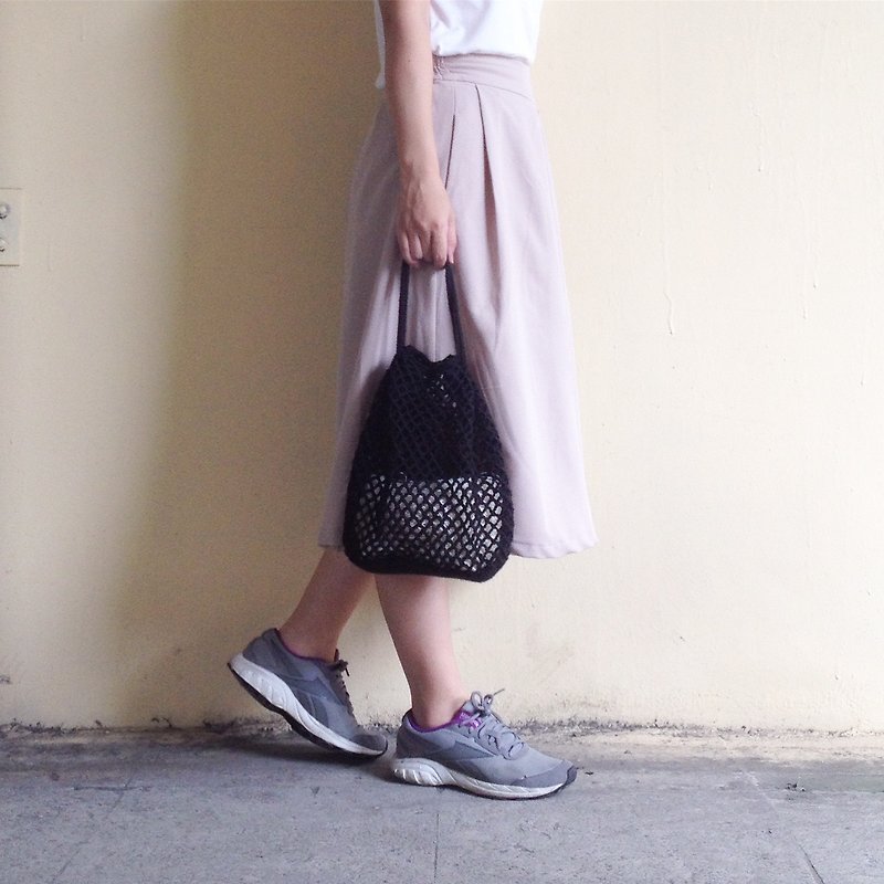 Xiao fabric - comfortable walking / hand-woven ramie small mesh bag - Black - กระเป๋าถือ - ผ้าฝ้าย/ผ้าลินิน สีดำ