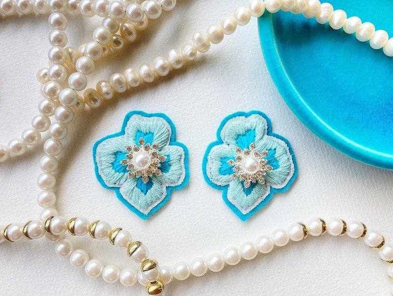 石垣島の川平湾の海をイメージ　bon bon KABIRA BLUE (イヤリング/ピアス/刺繍アクセサリー/リゾート/海/浴衣) - 耳環/耳夾/耳骨夾 - 繡線 藍色