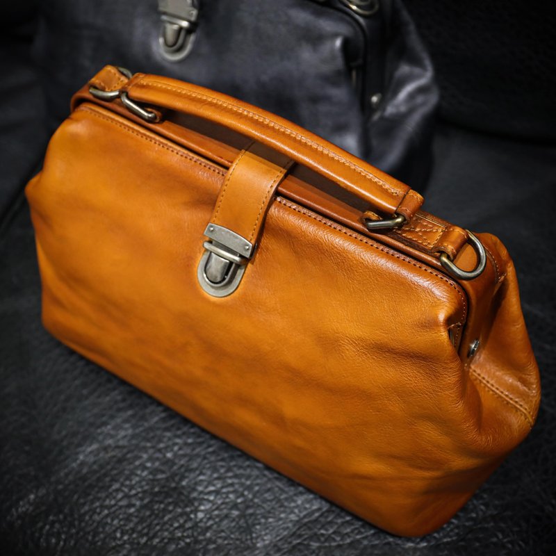 [Horizontal doctor bag/handbag/strap included] Italian vegetable tanned leather with custom engraving - กระเป๋าคลัทช์ - หนังแท้ หลากหลายสี