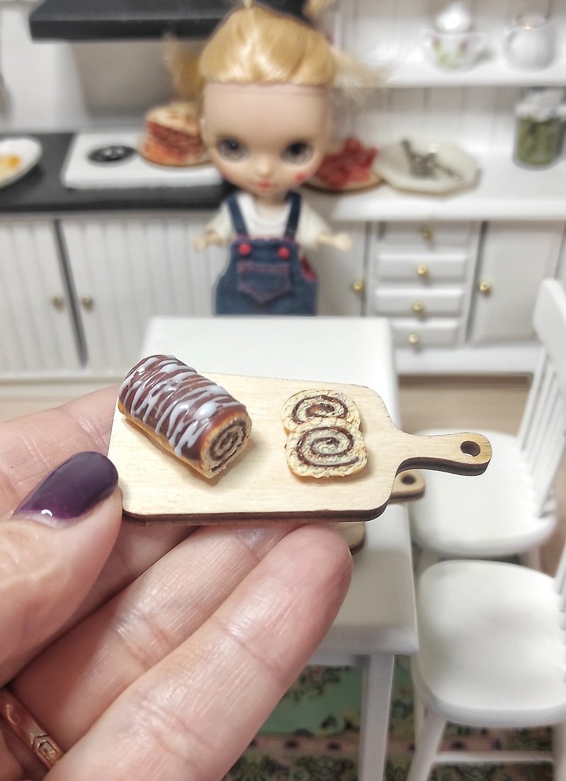 娃娃和娃娃屋的巧克力糖卷 - 公仔模型 - 黏土 