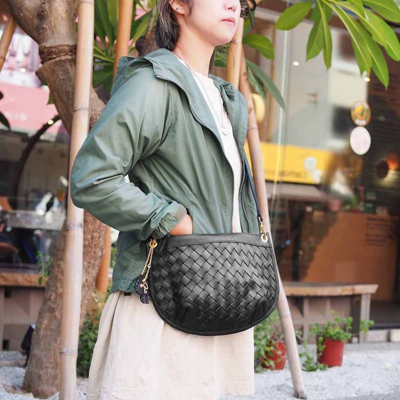 Japanese straightforward woven cow leather meniscus side backpack Made in Japan by Robita - กระเป๋าแมสเซนเจอร์ - หนังแท้ 