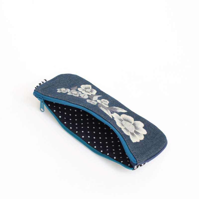 Retro flower embroidery/pen case - Coin Purses - Cotton & Hemp Blue