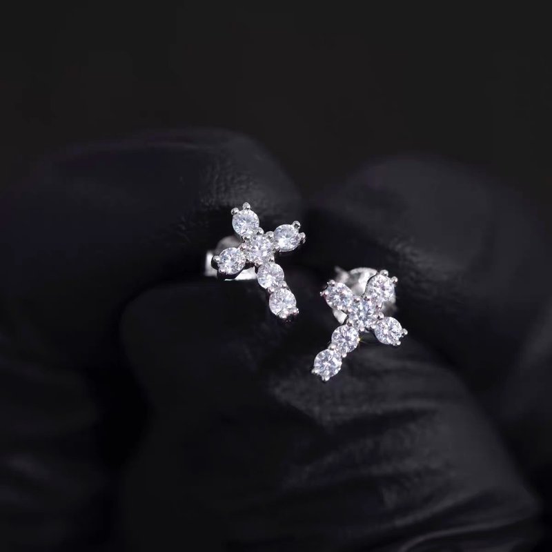 Wbj Cross Stud Earrings 925 Sterling Silver - ต่างหู - เครื่องเพชรพลอย สีเงิน