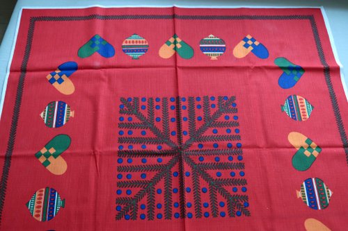 北 歐 の 雑 貨      Nordic Söpö Zakka 瑞典紅底聖誕心幾何印畫方棉桌布