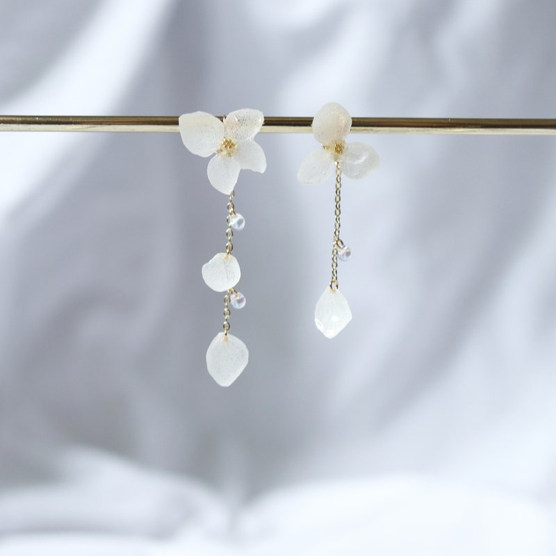 Hydrangea Picking up Hydrangea and Water Drop Beads (White) Various Ways to Wear Dry Flower Earrings - ต่างหู - พืช/ดอกไม้ ขาว