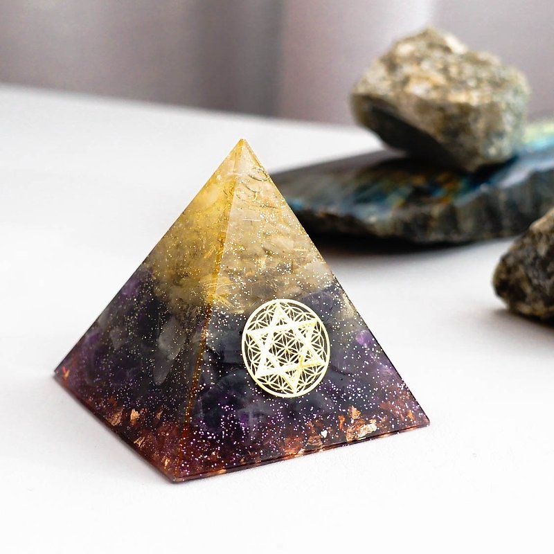 預訂【金髮晶、紫晶】奧根水晶能量金字塔Orgonite 6x6 cm - 裝飾/擺設  - 水晶 多色