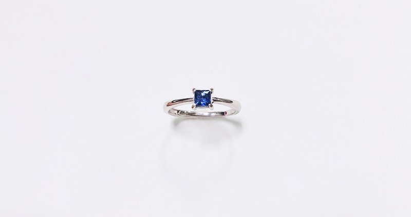 Square sapphire ring with burnt 925 sterling silver hand-set - General Rings - Gemstone 
