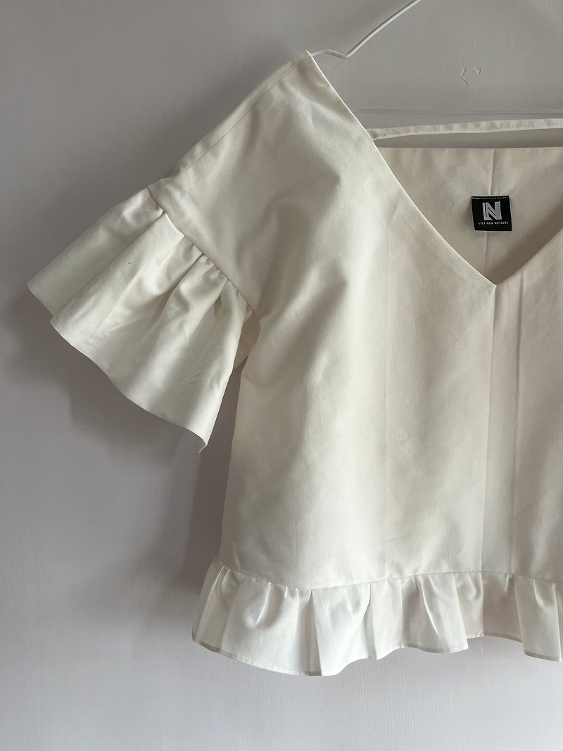 V- shape with strap& square collar ruffle top - เสื้อผู้หญิง - ผ้าฝ้าย/ผ้าลินิน ขาว