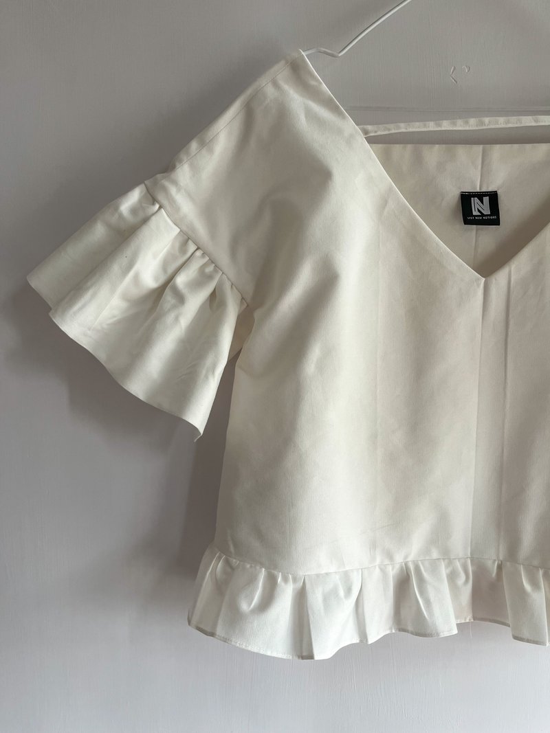 V- shape with strap& square collar ruffle top - 女上衣/長袖上衣 - 棉．麻 白色