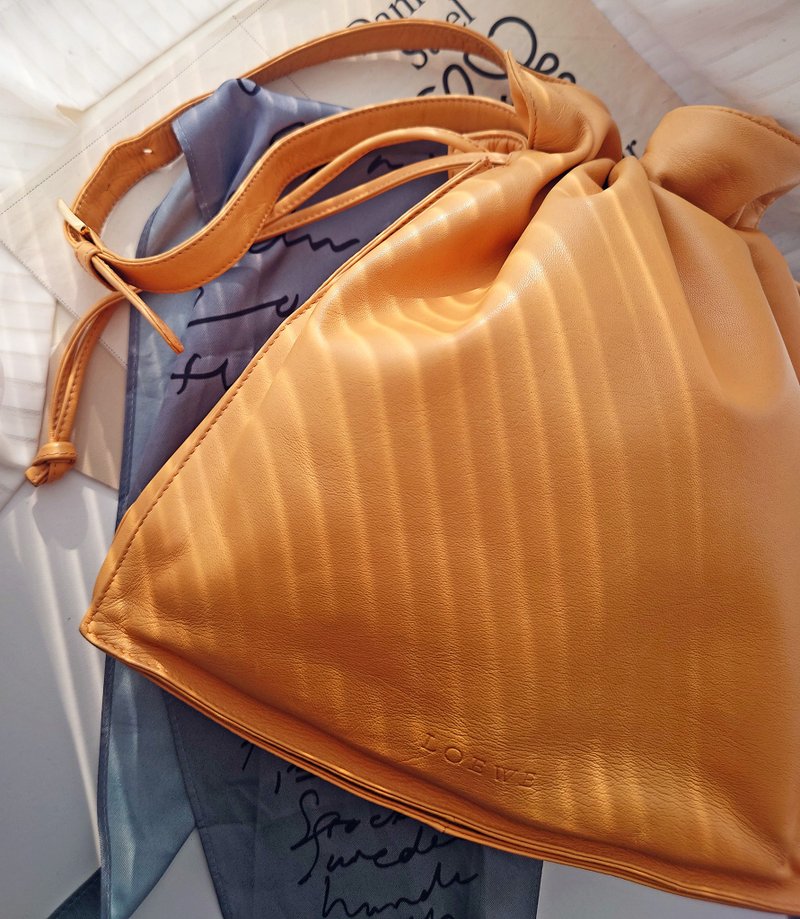 中古美品 Loewe Flamenco 蜜糖色束口袋肩背包斜挎包單肩包束繩包 - 側背包/斜背包 - 真皮 卡其色