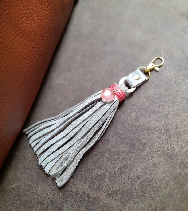 灰色皮革流蘇吊飾 玫瑰石英愛心與療癒能量 - 吊飾/掛飾 - 真皮 灰色