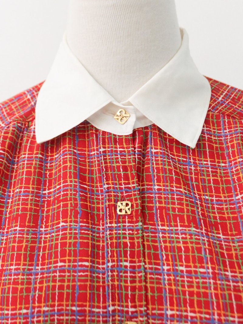 Vintage Japanese gold buckle red Plaid stitching collar thin vintage shirt Japanese Vintage Blouse - เสื้อเชิ้ตผู้หญิง - เส้นใยสังเคราะห์ สีแดง