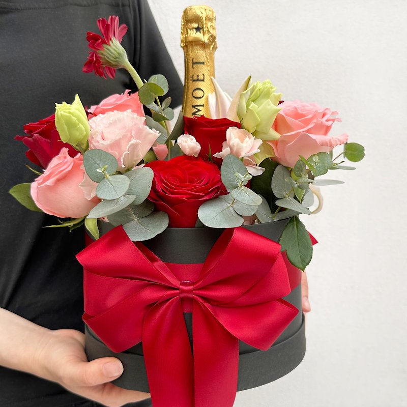 Customized gifts | Noble black flower box, customized Moet champagne gift, romantic flower gift - Items for Display - Acrylic 