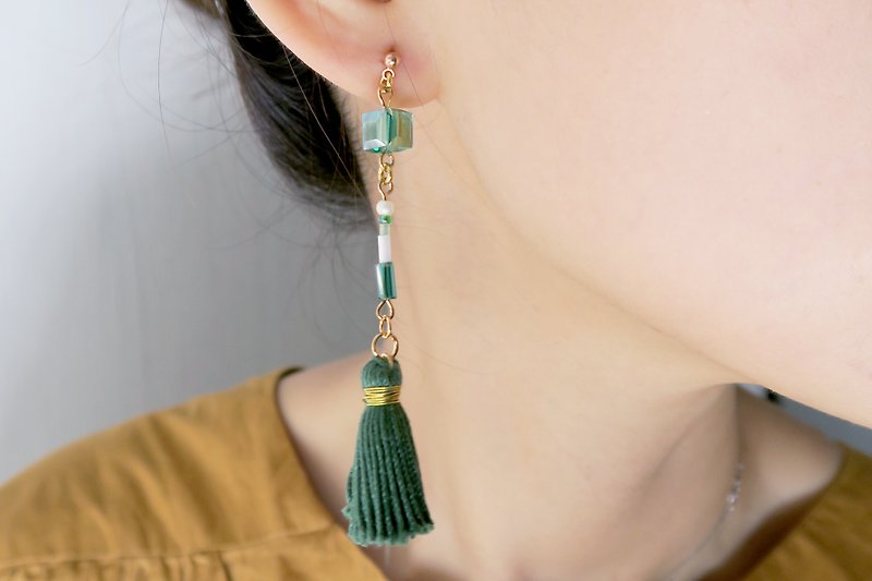 OUD Original. Handmade. 14K gf. Emerald Crystal Bead Tassel Drop Earring/Clip-on - ต่างหู - เครื่องประดับ 