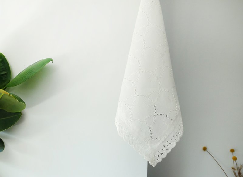 【Handmade accessories】Beautiful small square towel・White cotton embroidery・Made in Taiwan - ผ้าเช็ดหน้า - ผ้าฝ้าย/ผ้าลินิน ขาว