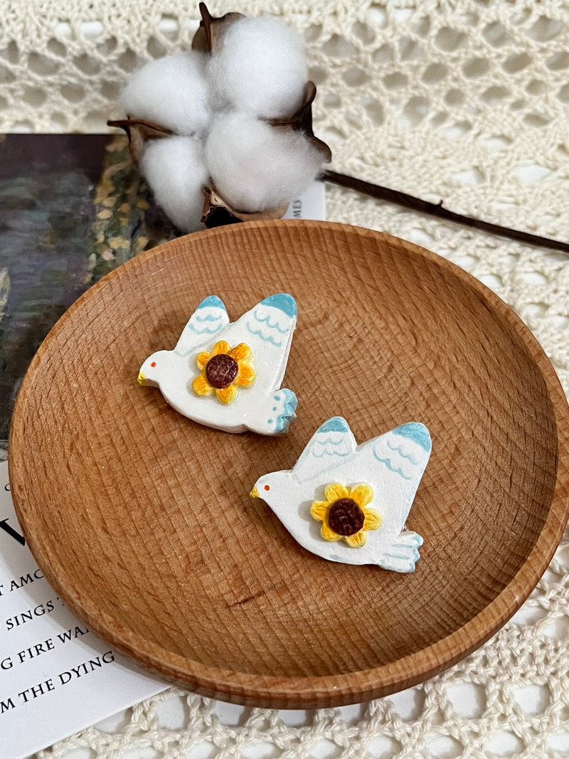 Graduation Gift I Sky Song Brooch Birds and Sunflowers - เข็มกลัด - ดินเหนียว ขาว