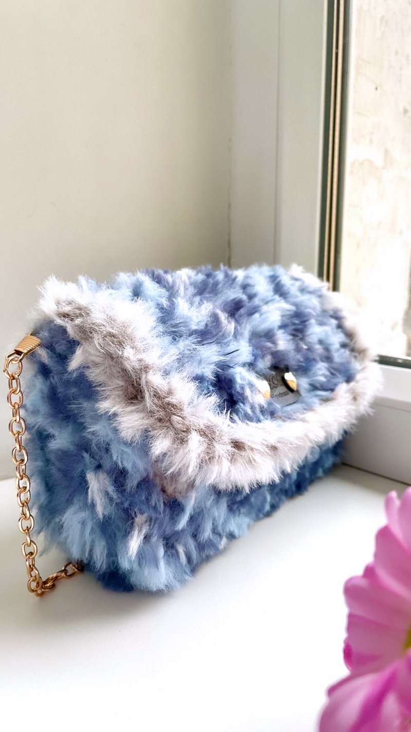 Mini fur clutch Fur bag Bag handmade Clutch Crochet bag - กระเป๋าคลัทช์ - เส้นใยสังเคราะห์ หลากหลายสี