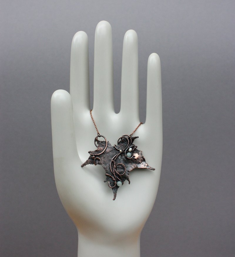Maple leaf necklace, electroformed jewelry - สร้อยคอ - ทองแดงทองเหลือง สีน้ำเงิน