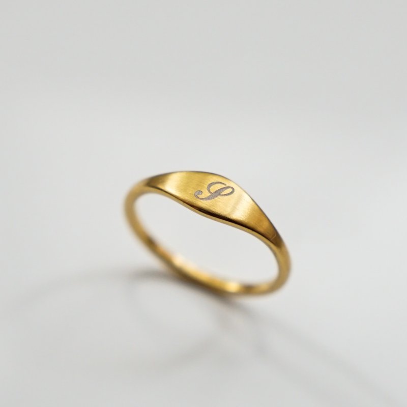 Personalized Initial Mini Flat Signet Ring - Matte Gold - สร้อยคอ - สแตนเลส สีทอง