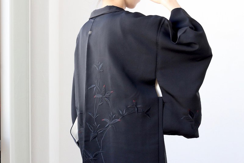 embroidered flower kimono, Japanese clothing /4205 - Women's Casual & Functional Jackets - Silk Black