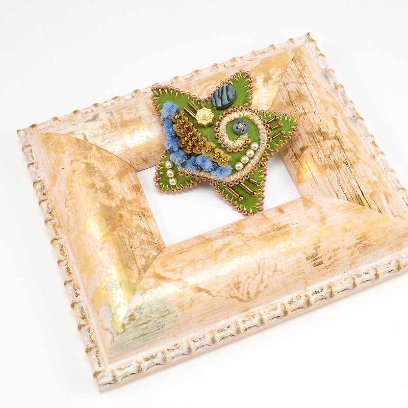 Star shaped brooch, colorful brooch, embroidered statement brooch, light green 7 - เข็มกลัด - ขนแกะ สีเขียว