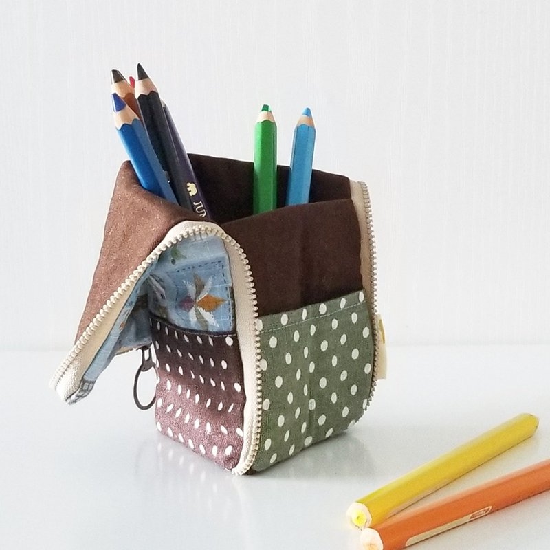 【In Stock】Standing Pencil Case (Little girl x Light Blue, Beige dots on Dk Brown - กล่องดินสอ/ถุงดินสอ - ผ้าฝ้าย/ผ้าลินิน สีน้ำเงิน