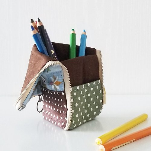 ZOkAya 設計．縫紉．生活 【現貨】可站立筆袋 (小女孩 x 粉藍 + 深褐杏圓點)