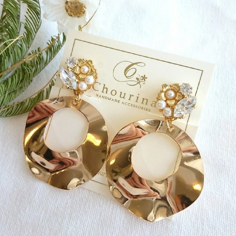 Flower metal plate Clip-On, earrings - ต่างหู - โลหะ สีทอง
