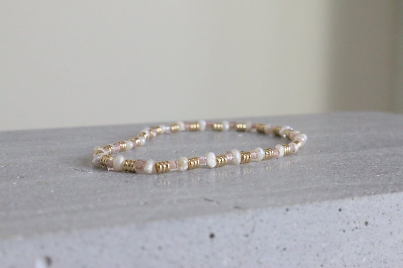 Bracelet Pearl Elastic Bracelet-Laugh Point- - สร้อยข้อมือ - ไข่มุก สึชมพู