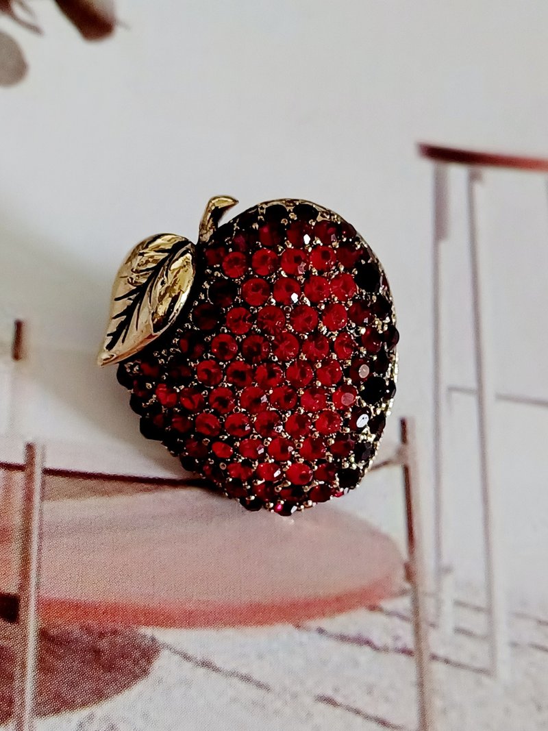 vintage jewelry MONET red pavé rhinestone apple pin - เข็มกลัด - โลหะ 